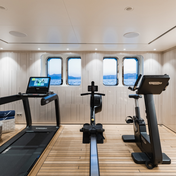Motor Yacht vs. Sailboat- Which One is Best for You Gym