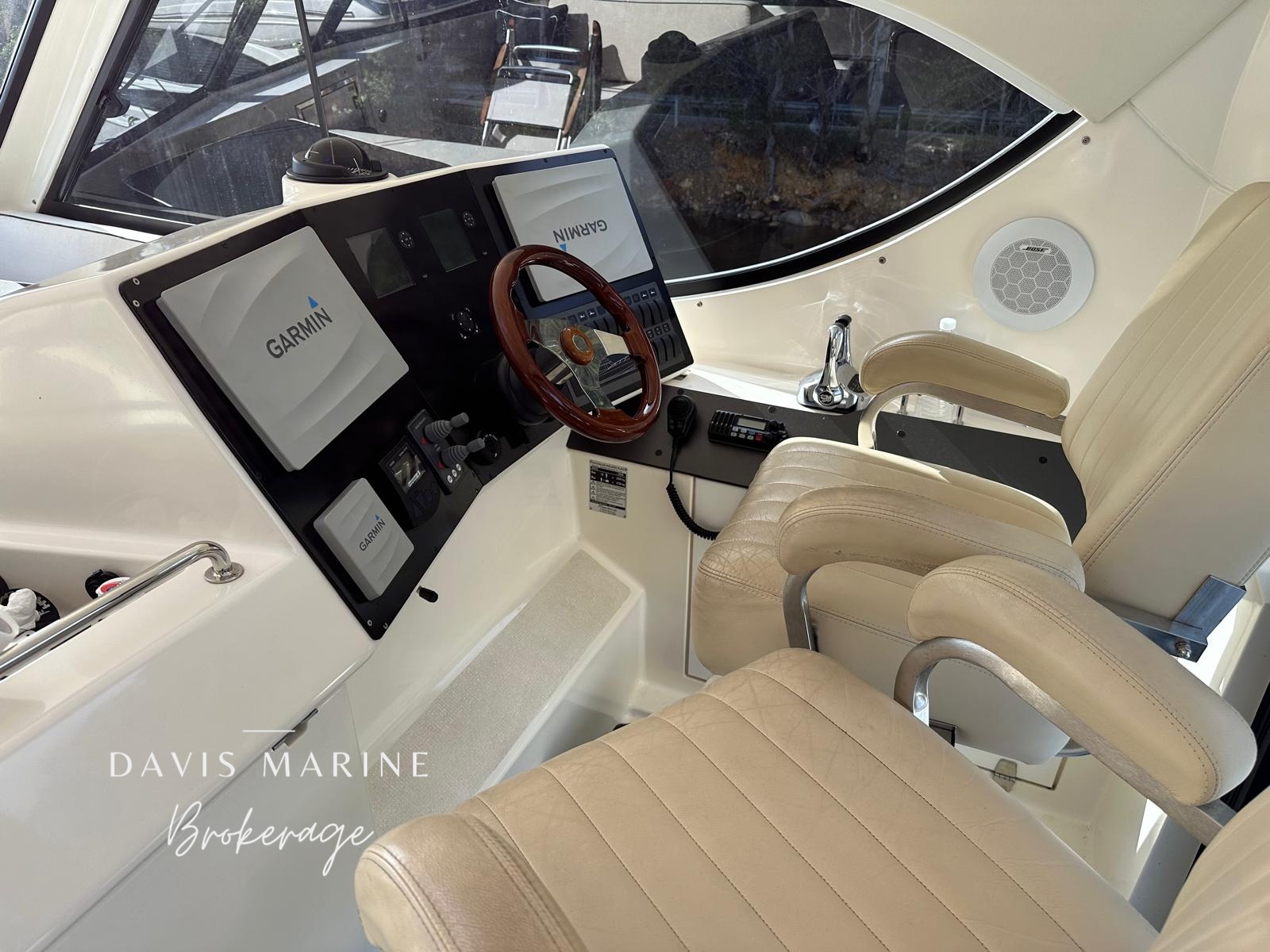 2007 Maritimo M52 Cockpit