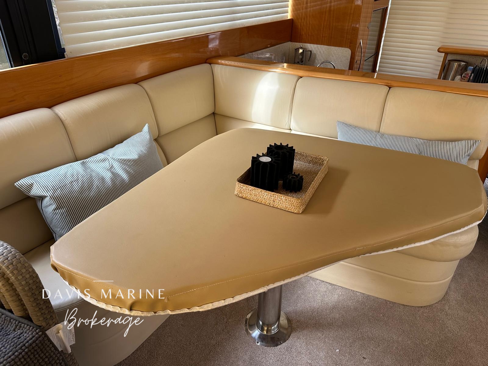 2007 Maritimo M52 Interior